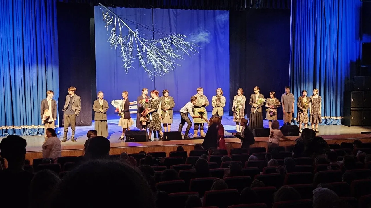 🎭 Ученики 7-8 классов посмотрели трогательный спектакль «Московский дворик»  ⭐️Накануне празднования