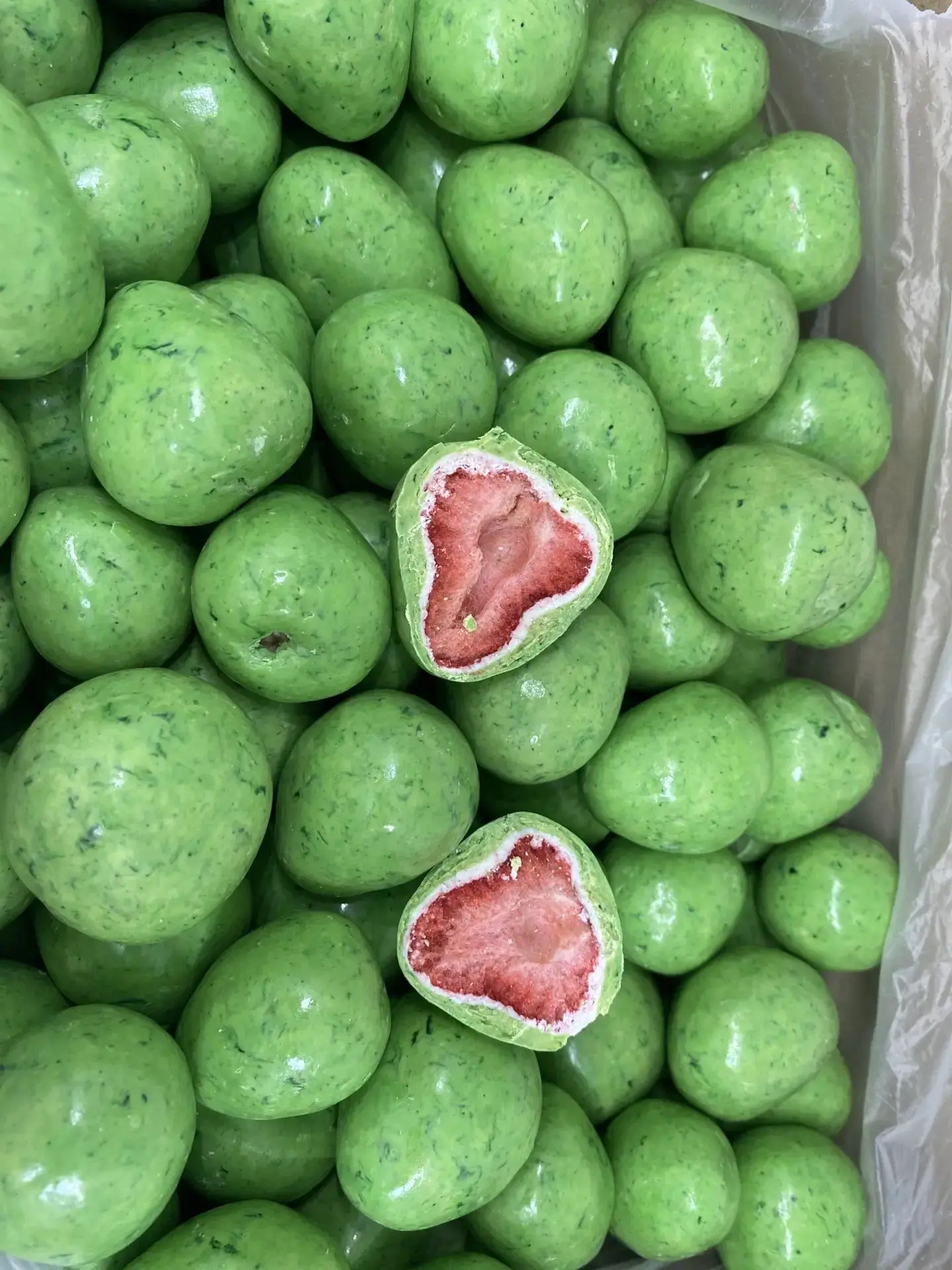 Попробуйте изысканное сочетание сублимированной клубники🍓, покрытой двойной глазурью🍫...