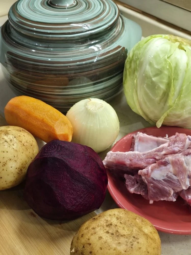 🍲Борщ по‑борисовски — просто, сытно и по‑домашнему. Готовится в горшке в духовке, поэт...