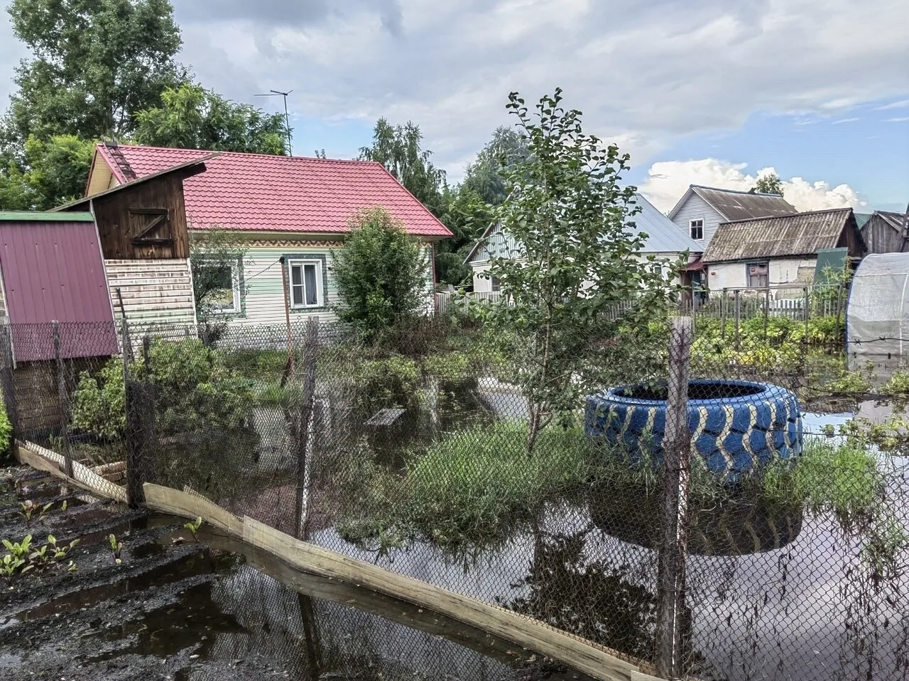 🌧 «Огороды превратились в болото»: жители Новокузнецка требуют объяснить массовые подтопления 
 
По