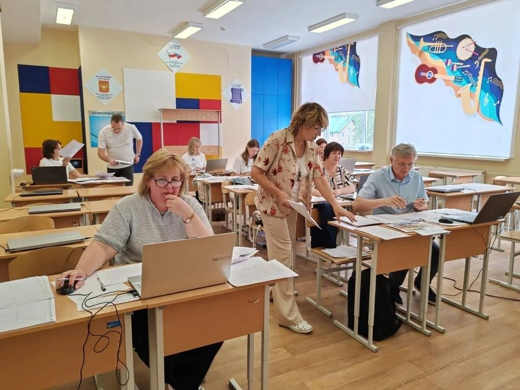 Пока наши обучающиеся сдают экзамены, у специалистов, проверяющих их экзаменационные за...