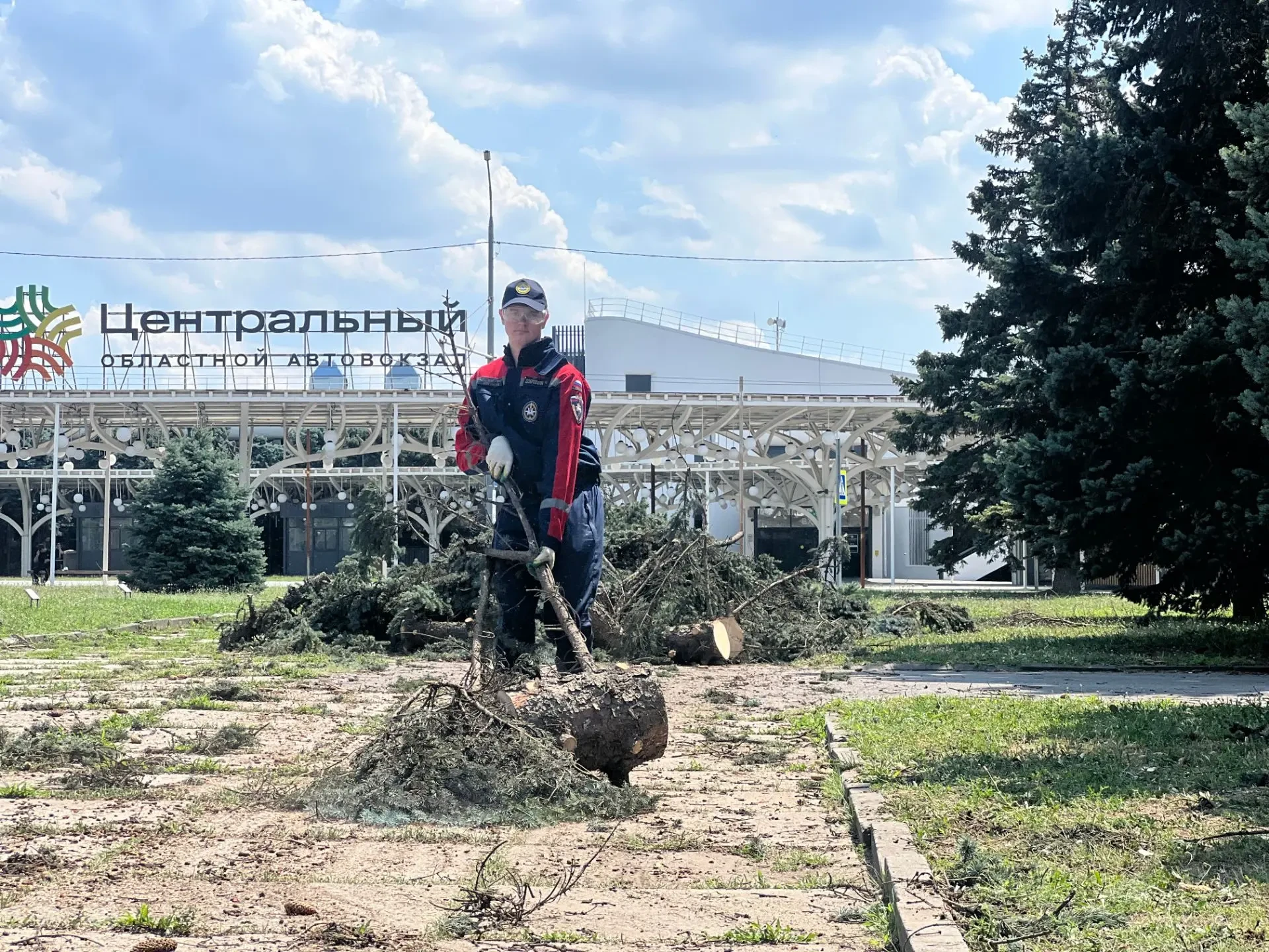 В Ростове-на-Дону волонтёры с первых часов помогают коммунальным службам устранять последствия урага