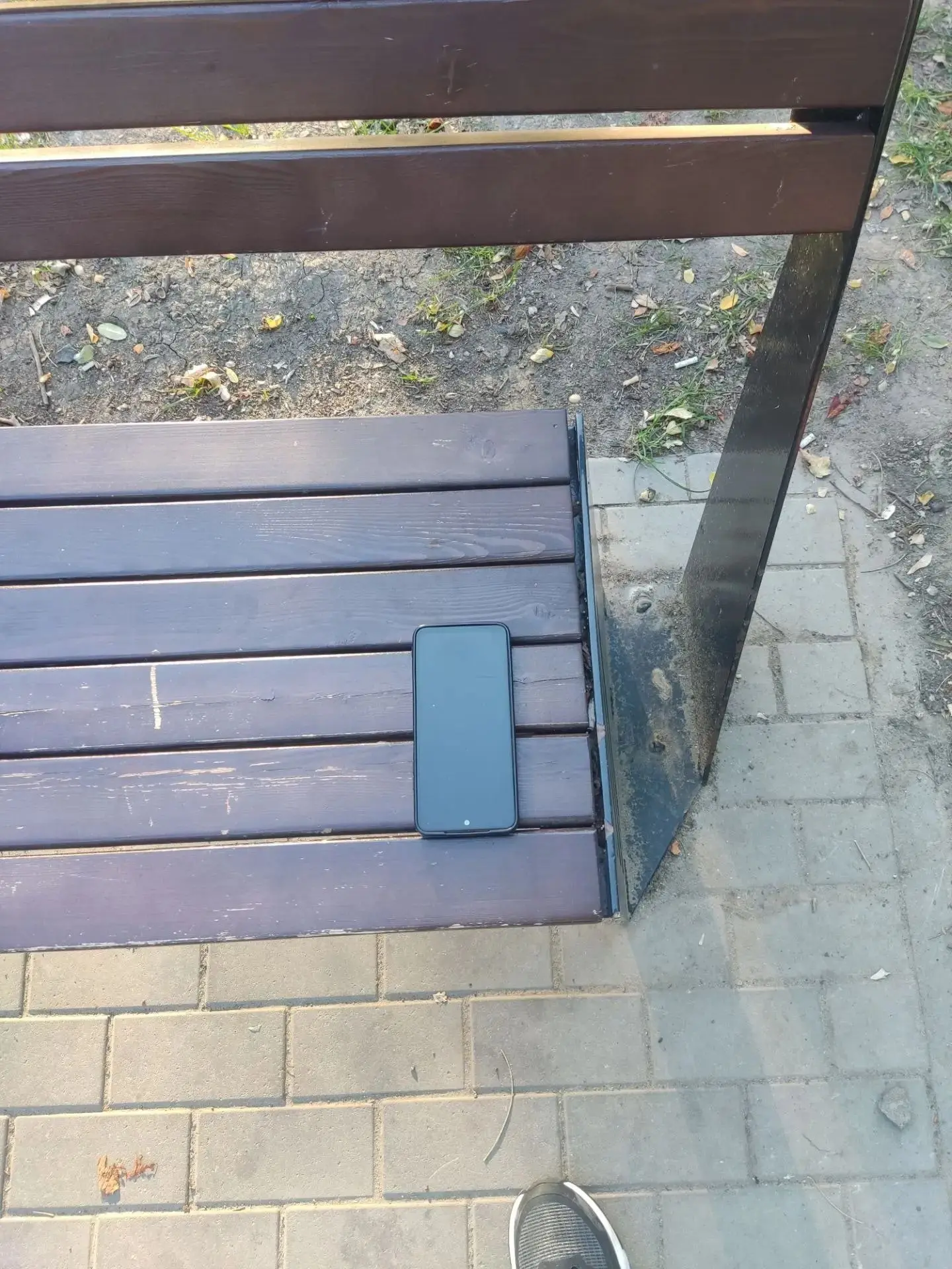 В парке на Оганова кто-то забыл телефон на скамейке возле большой детской площадки.