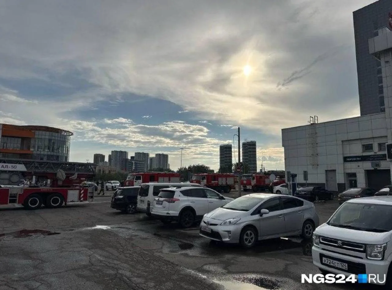 🚒Больше 10 пожарных машин приехали к ТЦ «Кубатура» в Красноярске

Спасатели приехали на вызов, кото