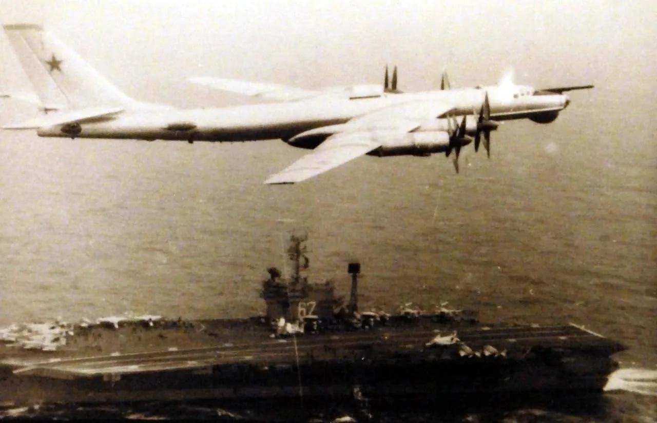 Из авиационно-авианосного: Ту-95РЦ ВМФ СССР пролетает над авианосцем USS John F. Kenned...