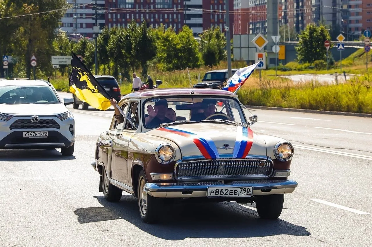 Великолепная Волга 21-й модели на автопробеге, посвящённом Дню флага в Химках 🔥
