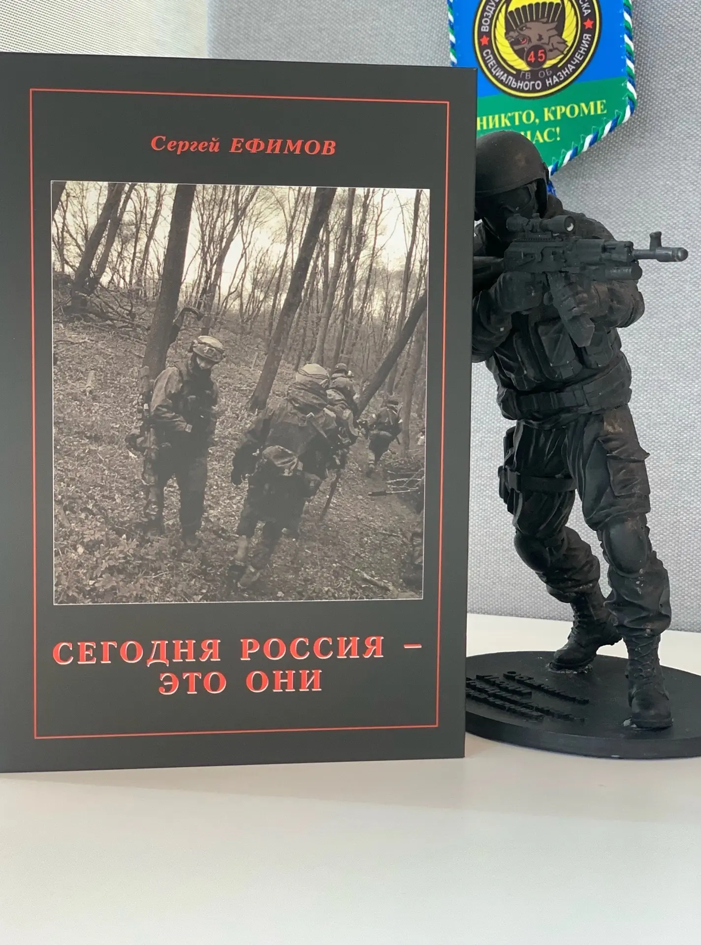 В эпоху фальши и вселенской лжи
Стихи мои нашёптывает ангел -
Они, как македонские фаланги,
Проламыв