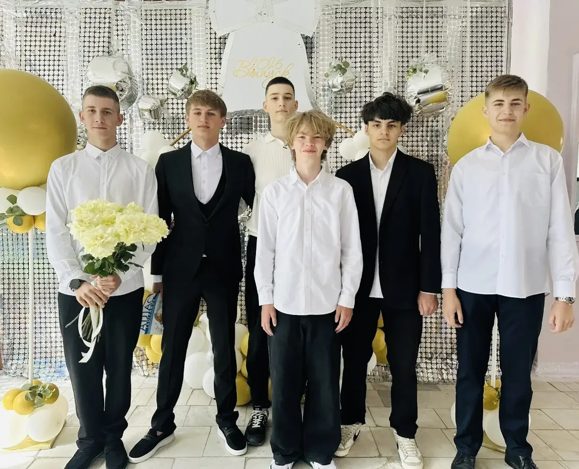 Дорогие выпускники!Уважаемые родители! Поздравляем вас с праздником Последнего школьного звонка! Пус