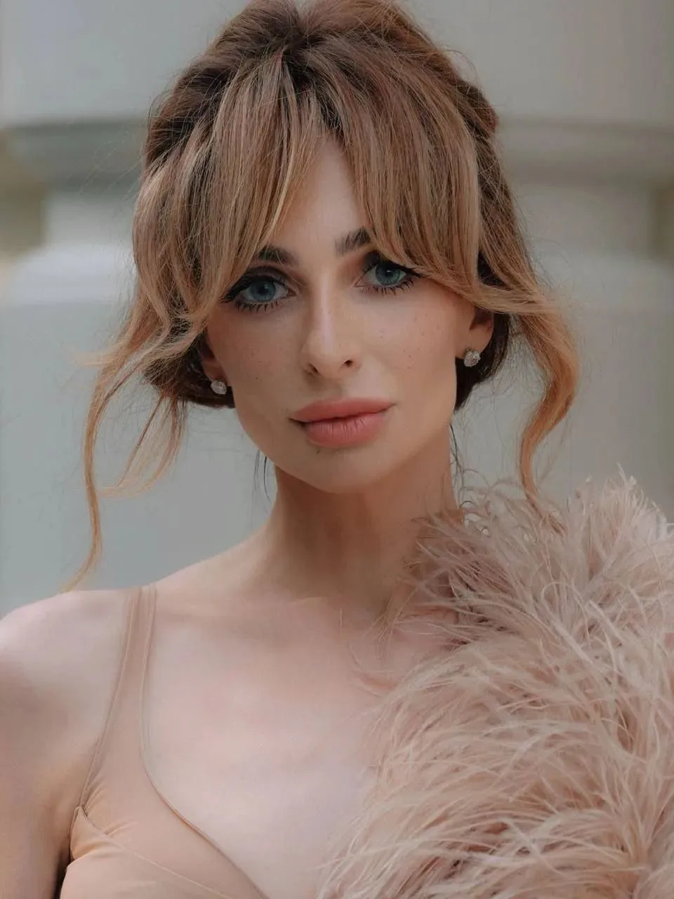 Екатерина Варнава в новой "пернатой" фотосессии в мехах-перьях🪶