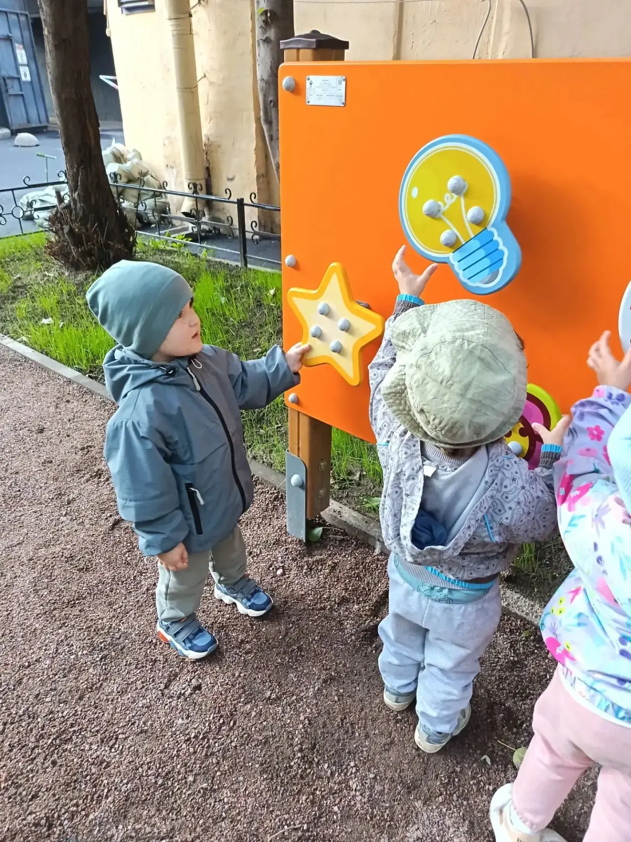 Учимся, играя: наши «бизиборды» на свежем воздухе! 🧩🌳