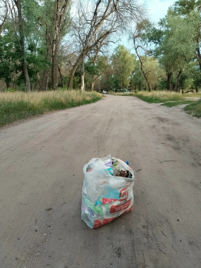 Урюпинск.
Куча вблизи пляжа на ул. Льва Толстого, 2. Спросил у местной, почему не принимает меры пре