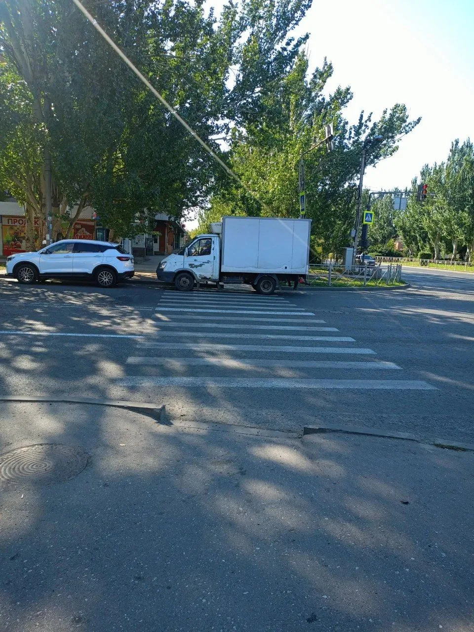 😡«С коляской не пройти»: в Волжском водители блокируют переход у вокзала