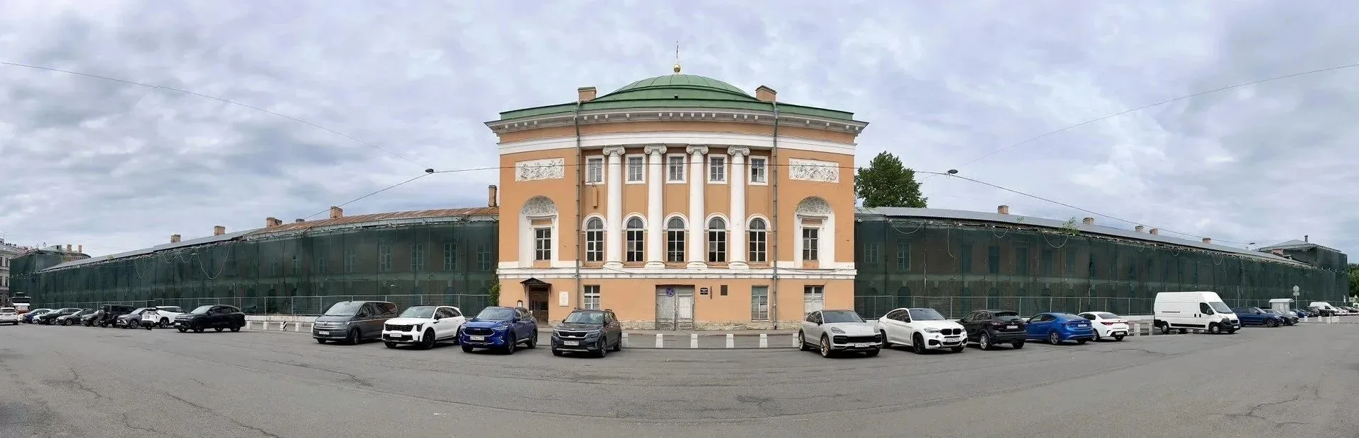 Приступили к восстановлению Конюшенного ведомства и адаптации зданий для современного использования.