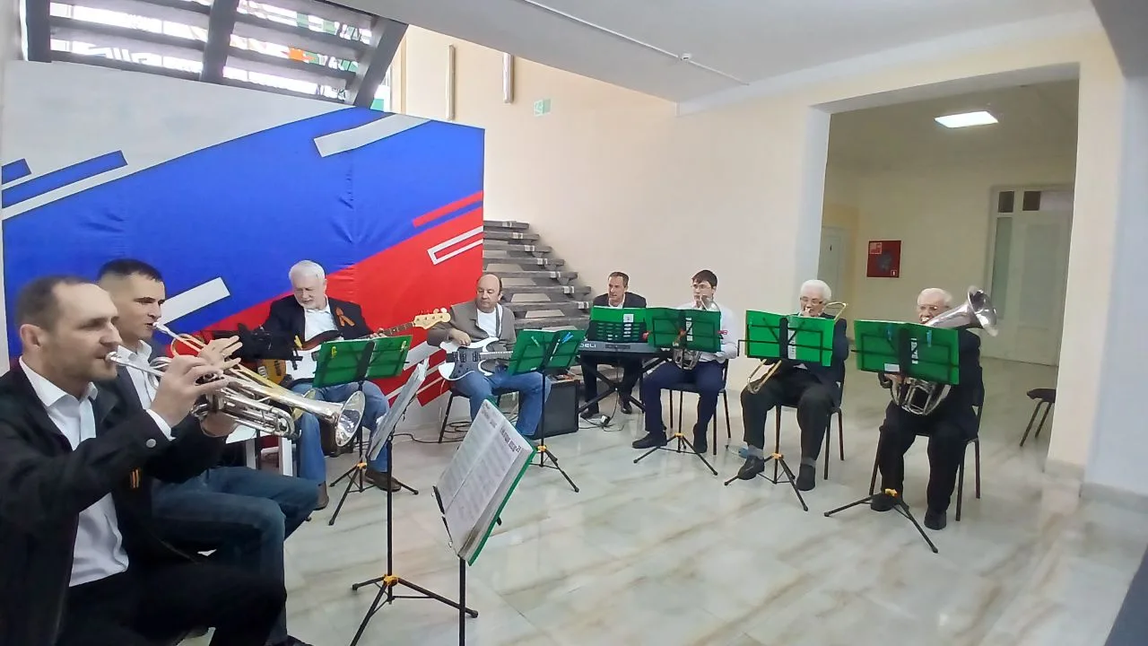 🎺 1 мая духовой оркестр Новокубанского парка культуры и отдыха  поздравил всех гостей ...