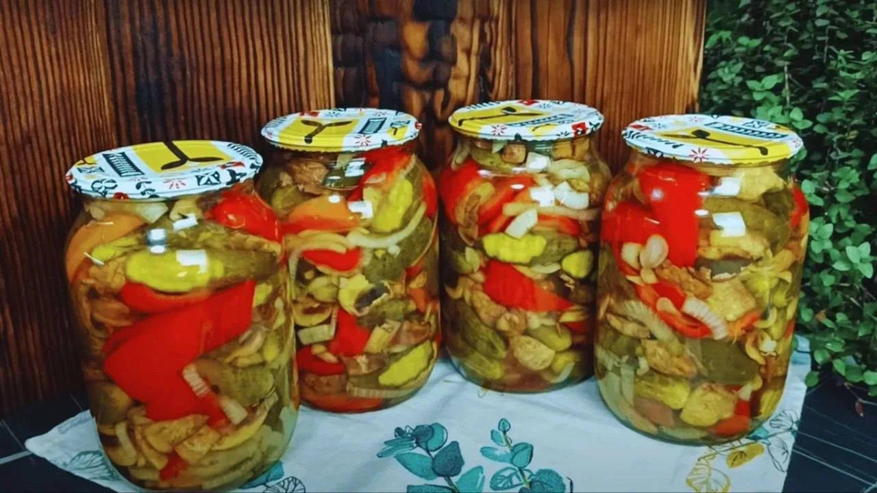 Хрустящий салат из огурцов и овощей на зиму 🫙