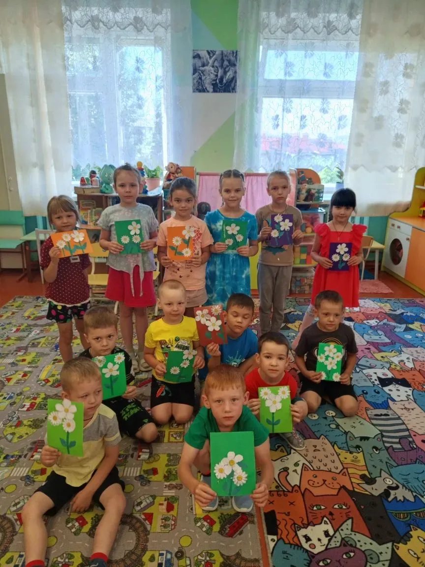 В подготовительной группе детского сада прошло увлекательное занятие по созданию аппликации «Ромашка