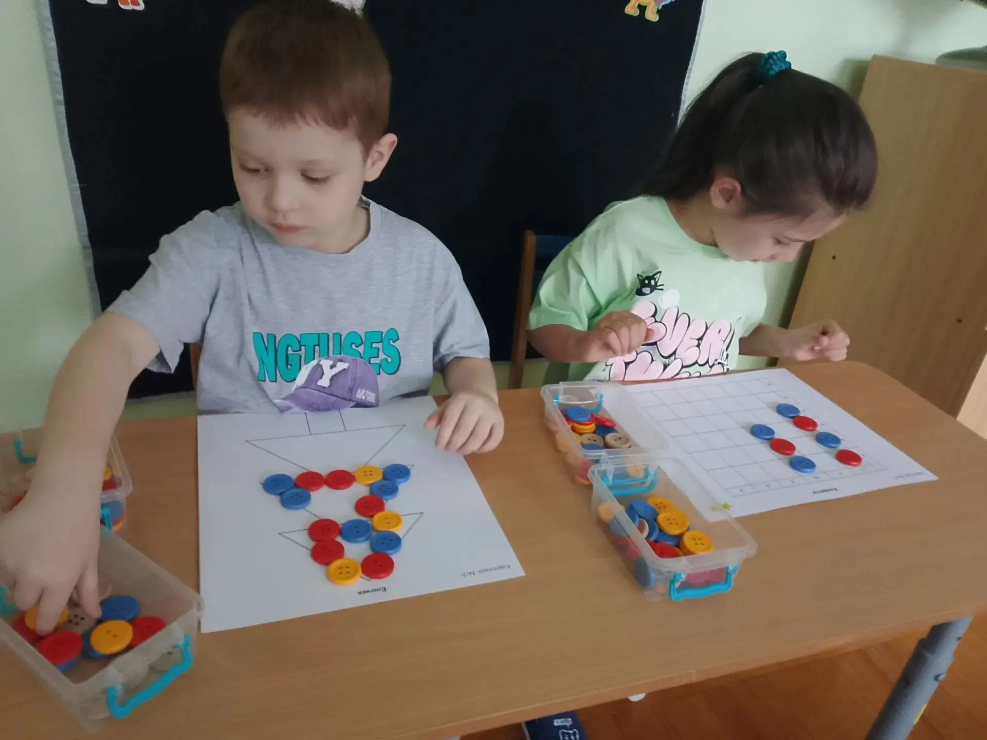 Игры- головоломки "Пуговицы." Цель:развивать навык самостоятельного решения стоящей перед игроком пр