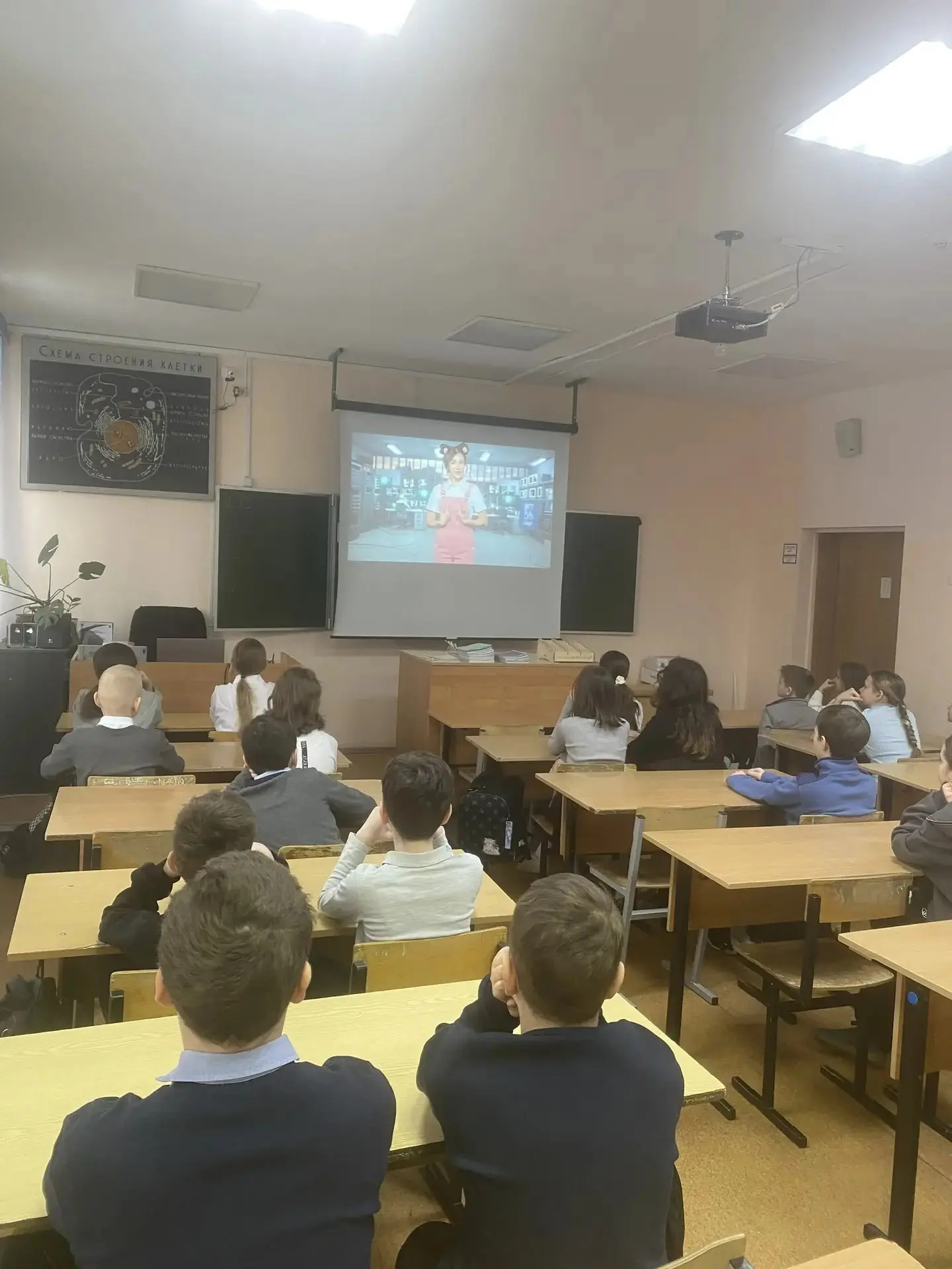 Новая неделя  в МБОУ «Школа№3» началась с традиционной линейки: торжественного исполнения гимна Росс