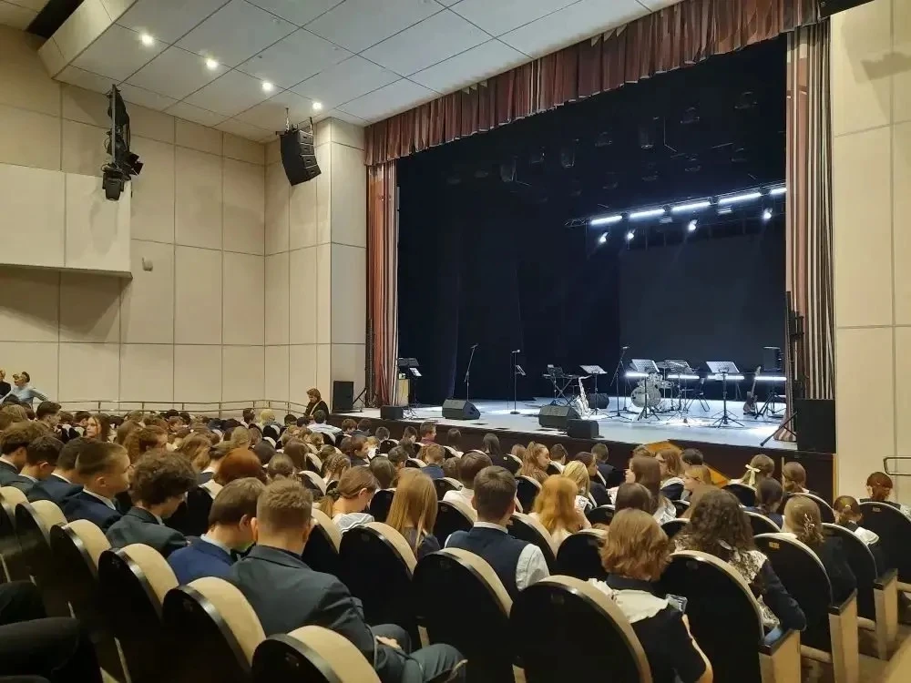 🎉 30 апреля 8В класс посетил концерт “Память сердца” в Центре культурного комплекса «Патриот»!   ✨ М