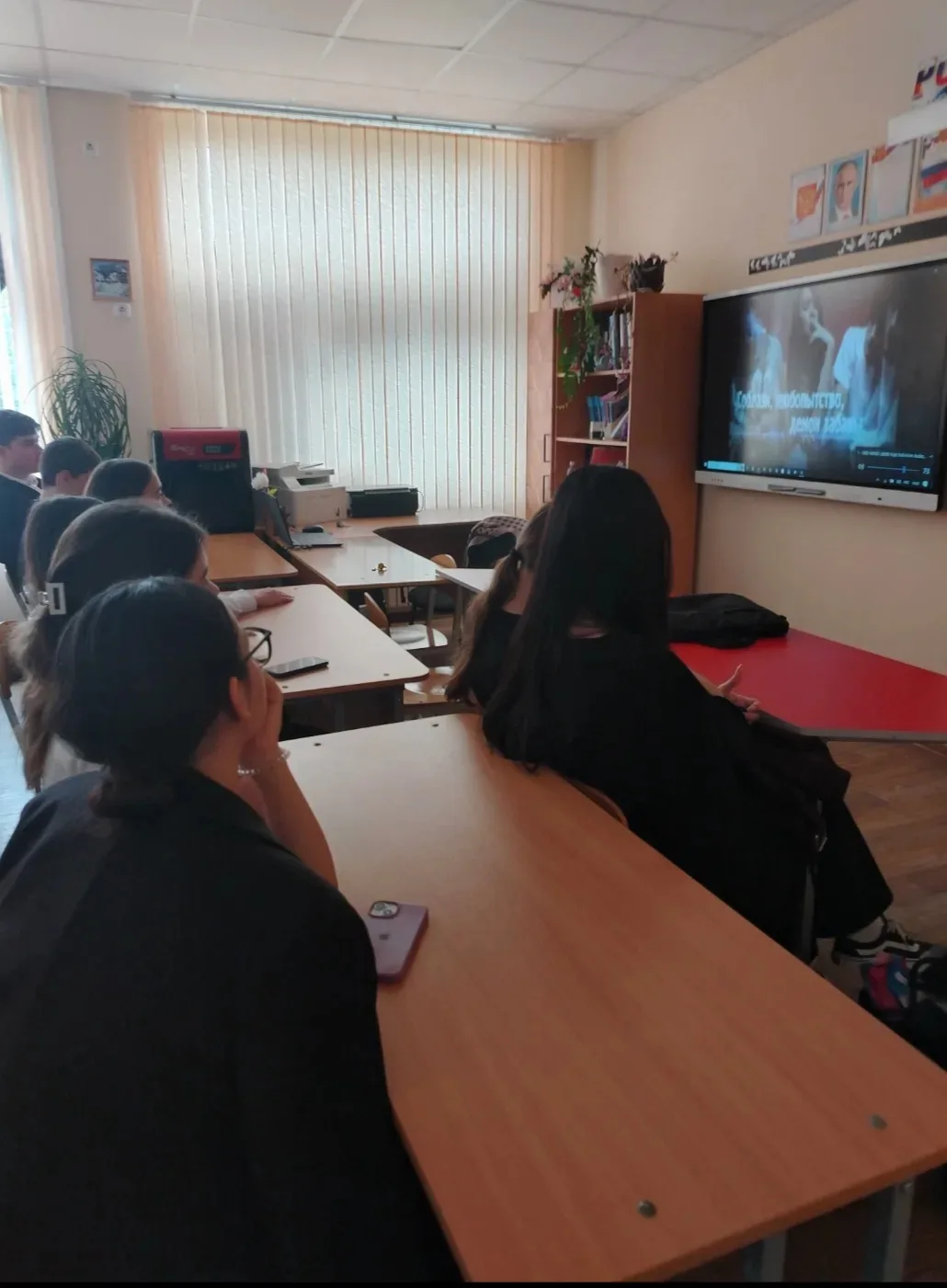 В рамках антинаркотической акции наши ученики 8-9 классов встретились, чтобы посмотреть и обсудить ф