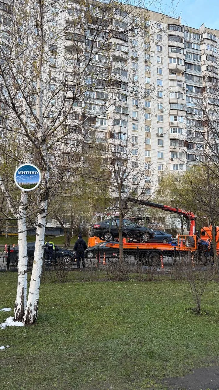 ❗️ОСТАНОВКА И СТОЯНКА ЗАПРЕЩЕНЫ! На Митинской рядом с домом 44 эвакуируют автомобили, которые стояли