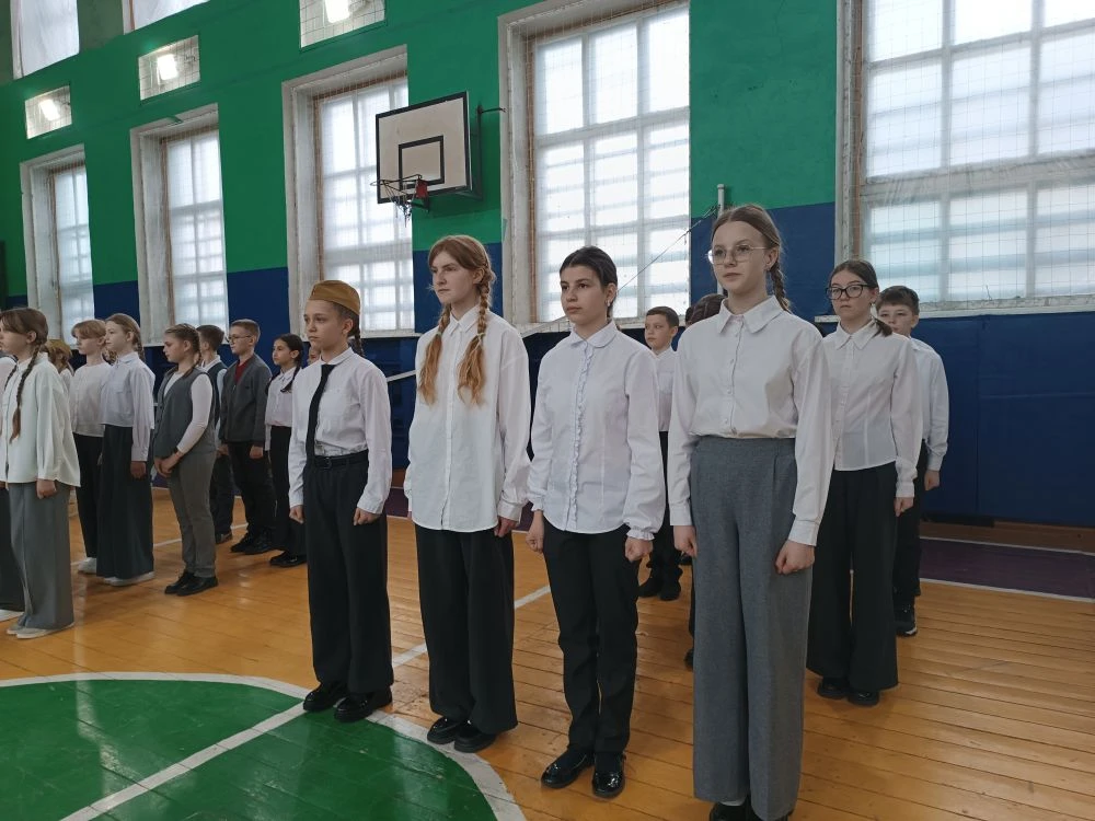 🇷🇺Смотр строя и песни: атмосфера единства и гордости!  В нашей школе прошёл этап смотра строя и песн