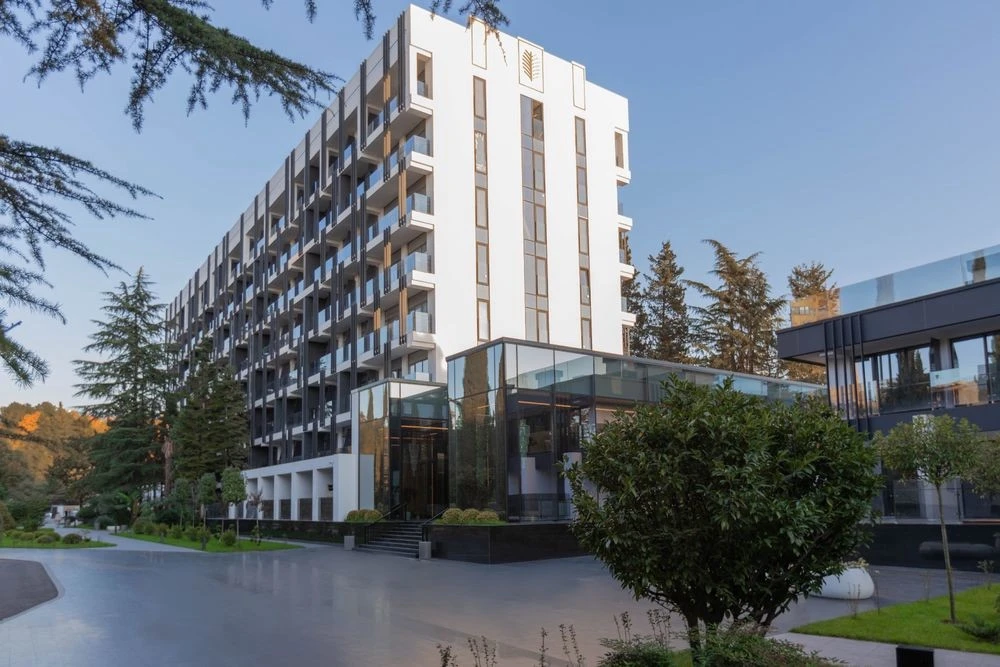 🇷🇺Современный отель в Адлерском районе, в 5 минутах ходьбы 
от моря👇

🌳 Моне 4*
Адлер, 270 м до 