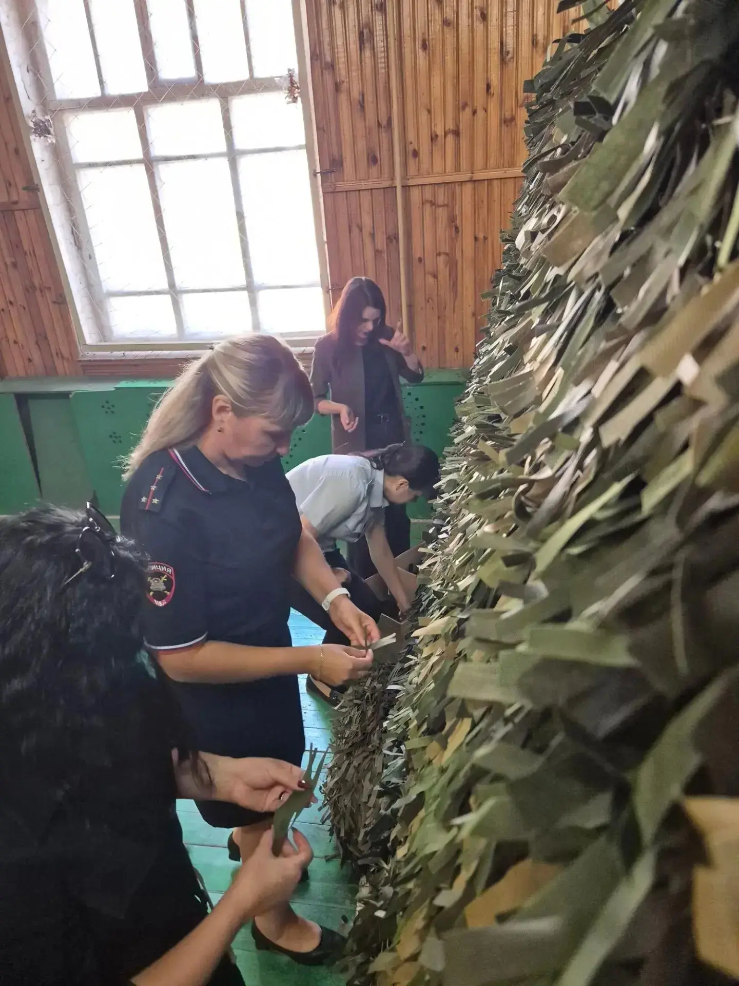 ✂️Забота и мастерство: в Борисоглебске сотрудницы полиции присоединились к плетению мас...