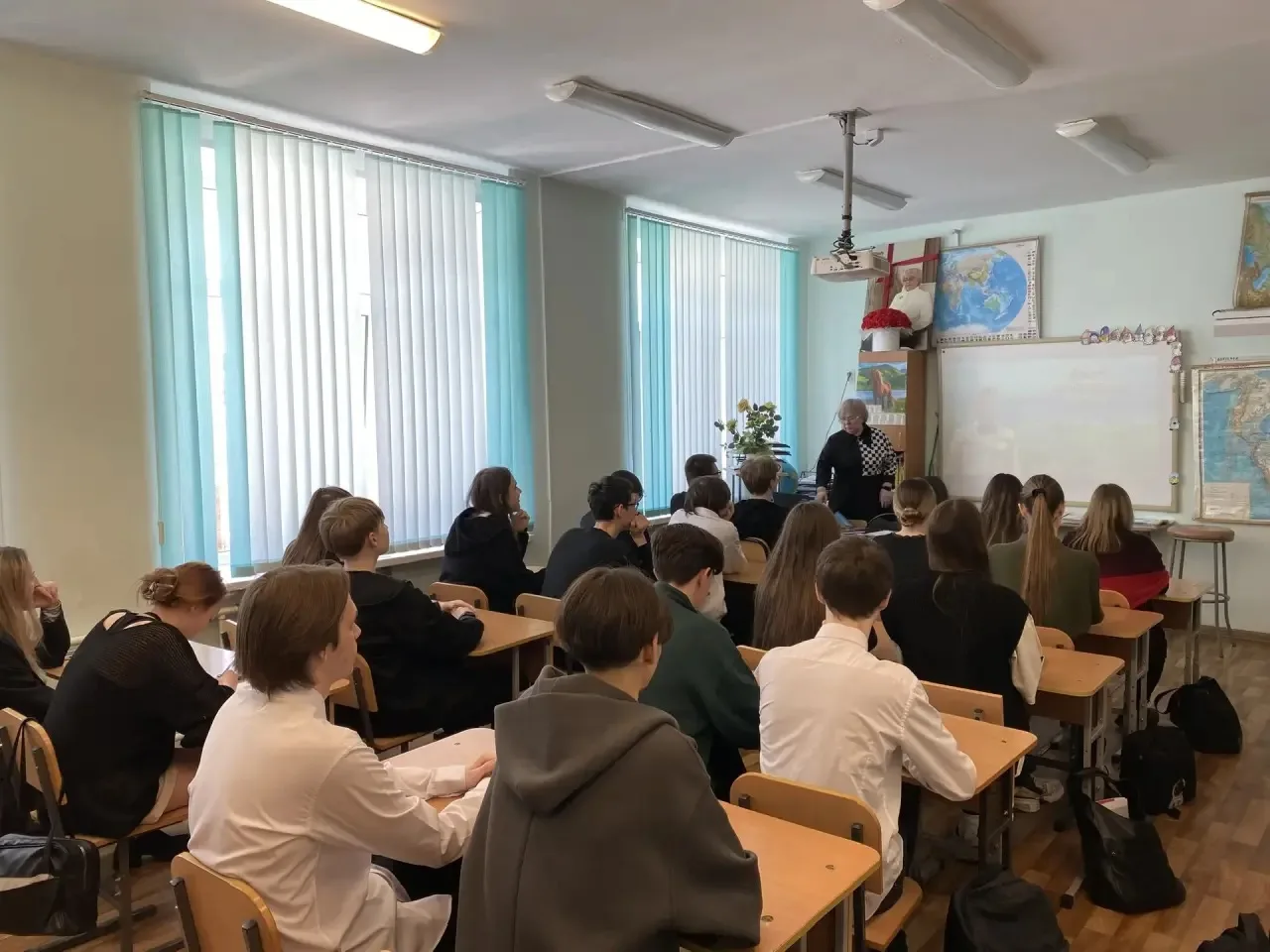 День единения народа: школьники Медведевской гимназии отметили воссоединение Крыма с Россией  День в