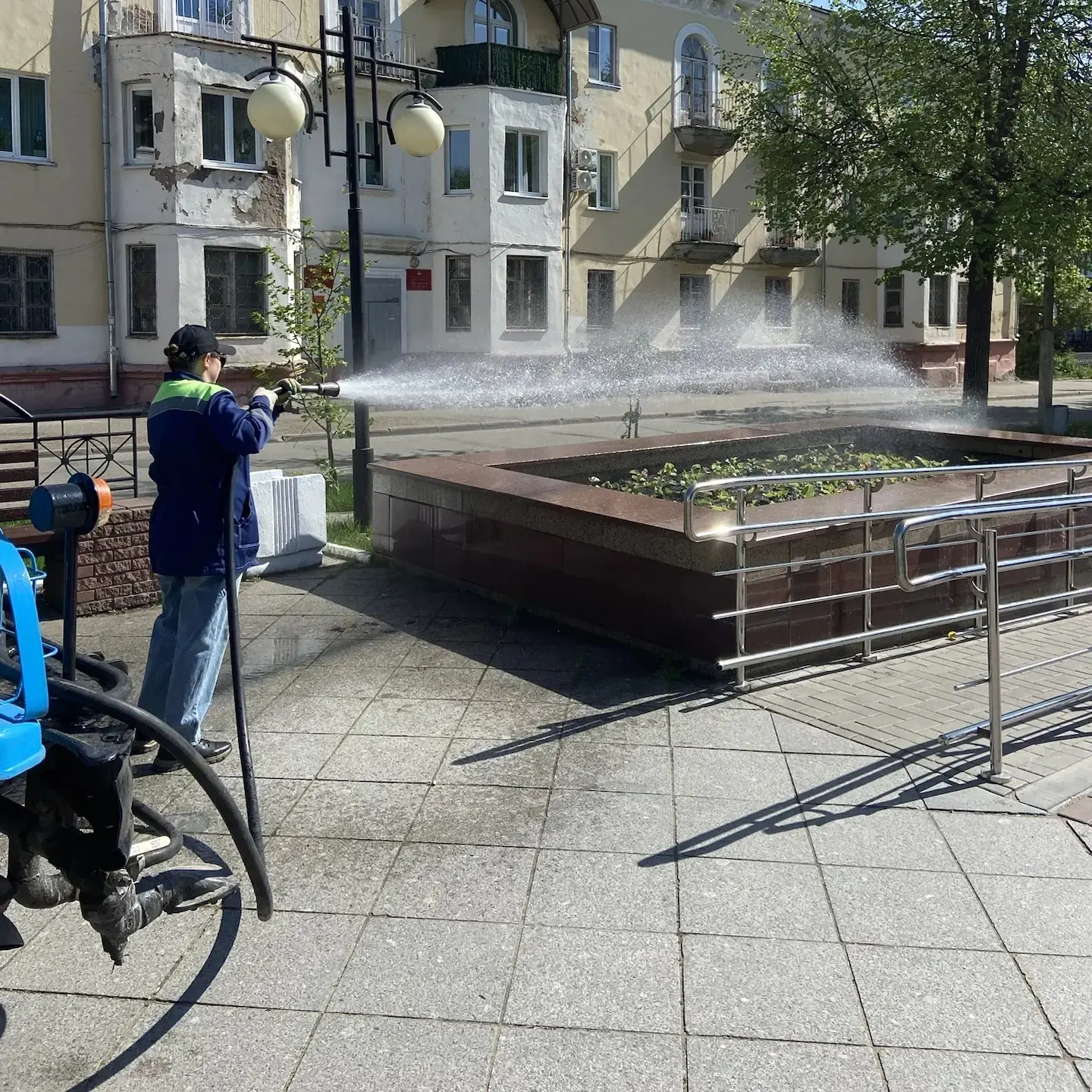 Дела городские, майские 🌸  Погода радует нас теплыми днями, а бригада озеленителей - цветами. Всеми 