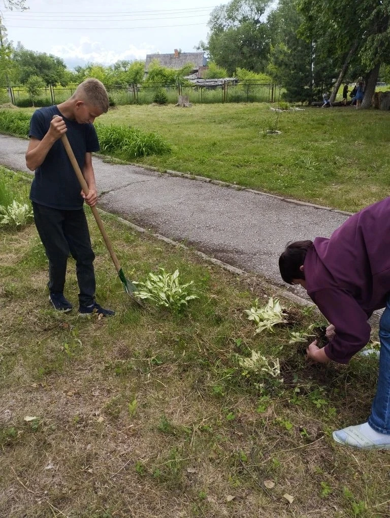 Десятый день пришкольного лагеря начался с бодрой зарядки и сытного завтрака. После это...