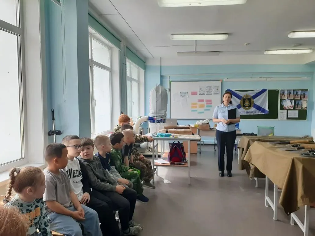 Сегодня лагерь «Радуга» посетил сотрудник ГИБДД, который провёл для ребят увлекательную и полезную б
