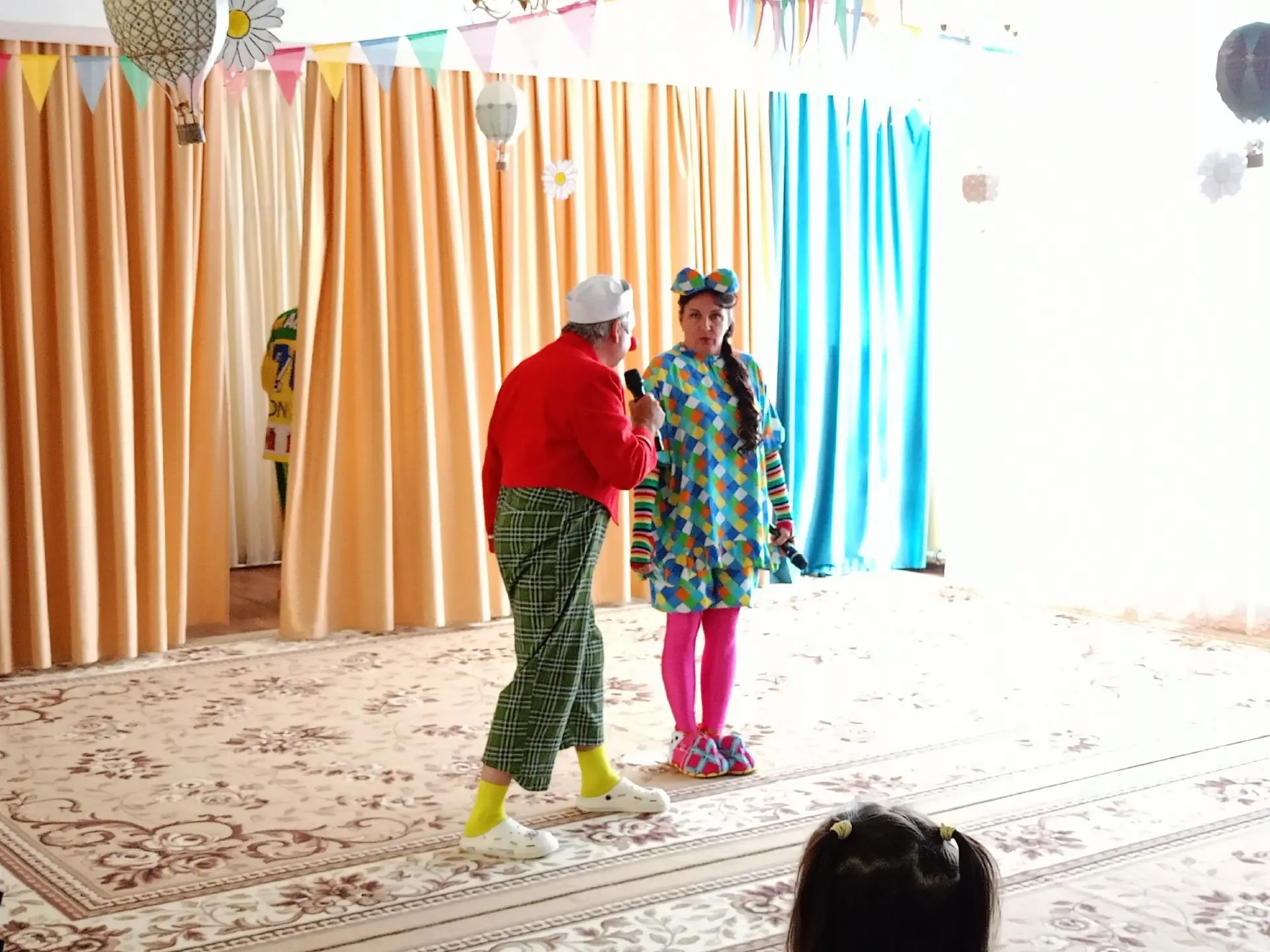 Вновь наша весёлая компания озорных клоунов — Шустрик, Улыбка и Сержик — от души повесе...