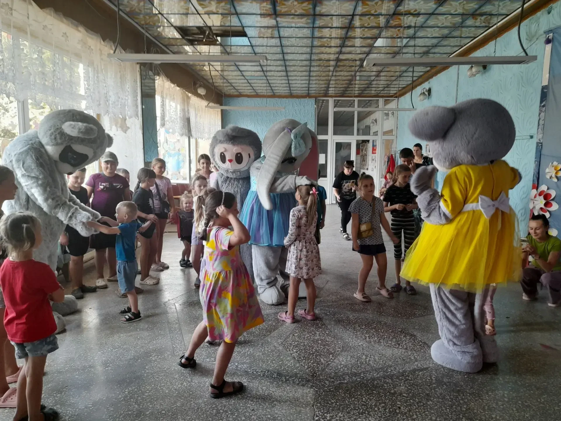 В МБУ «Казацкий СДК» прошло мероприятие «С песней по жизни». Ростовые куклы устроили дл...