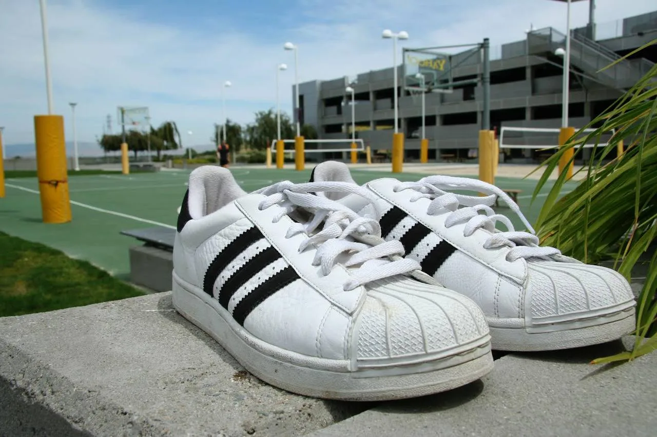 Поставки Adidas и Nike в Россию оказались под угрозой из-за войны в Иране  «Стокманн», поставлявший 