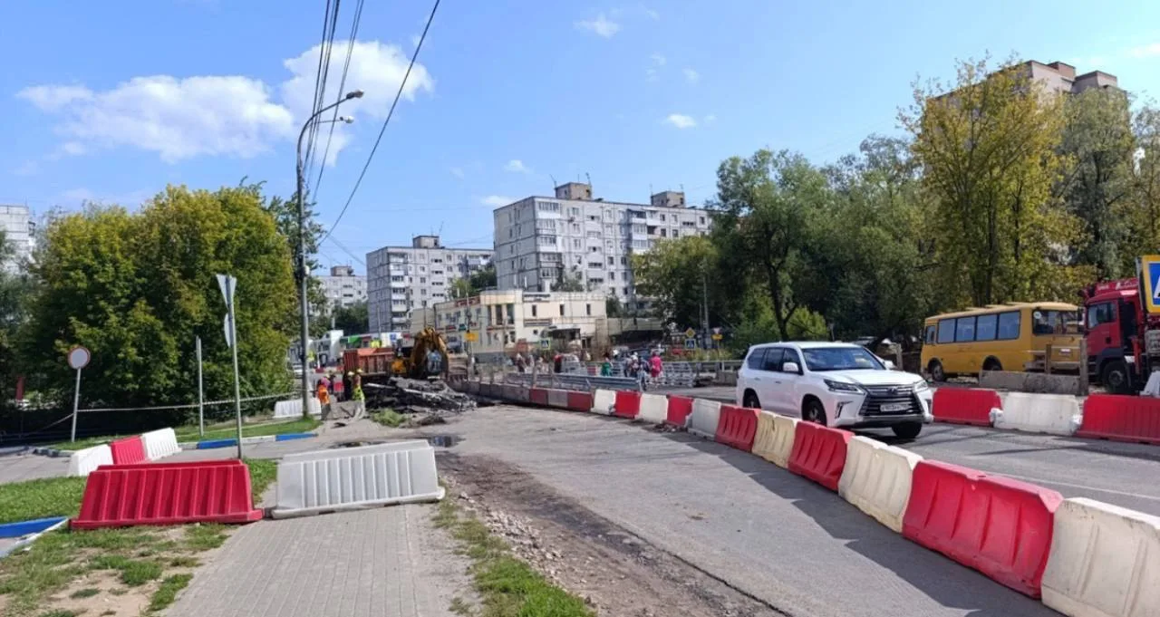 🚧 И снова про бесконечный ремонт. В Арманде разобрали пешеходный проход по мосту
