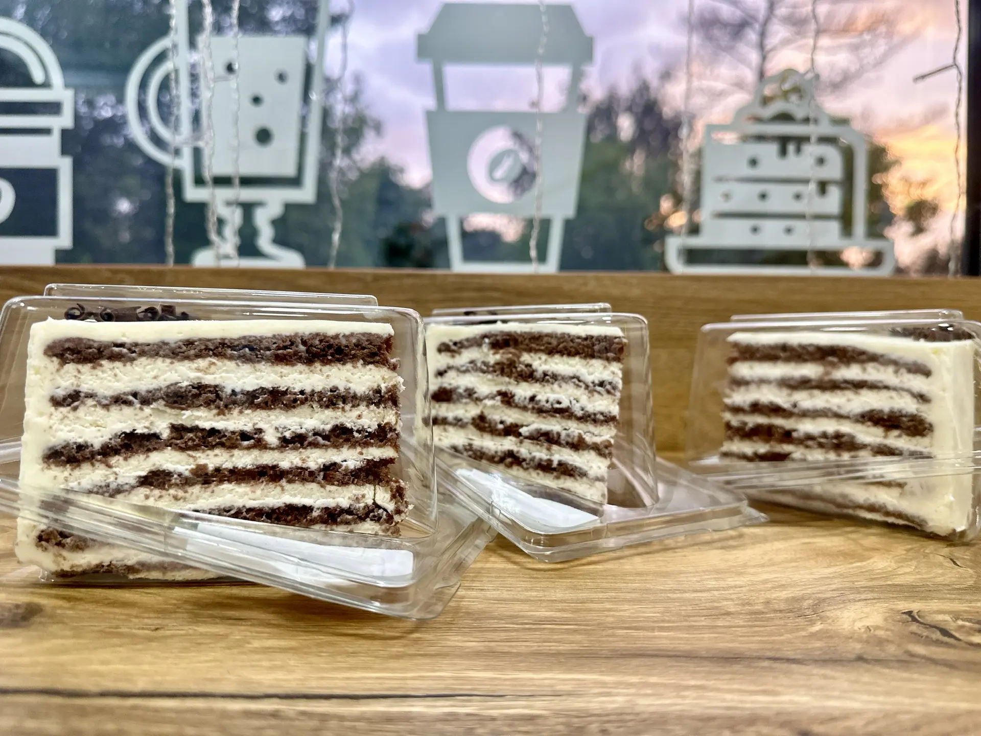 Внимание, шокоголики! 🍫✨

В нашей кондитерской поселилась настоящая легенда — торт «Шоколадная дево