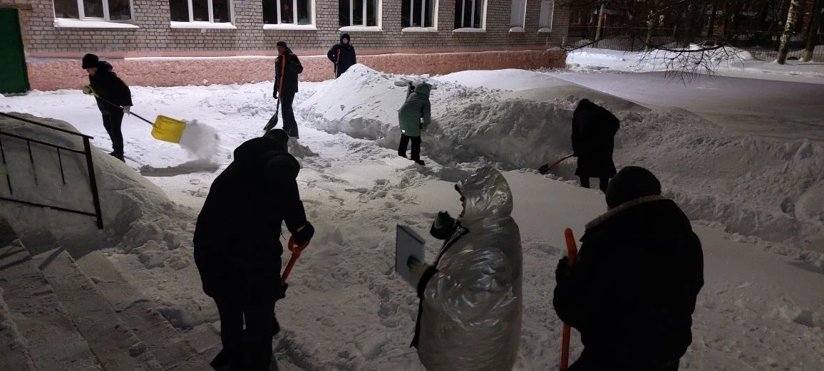 Морозный воскресный день – уборка снега: когда труд объединяет!  Сегодняшнее воскресенье выдалось по