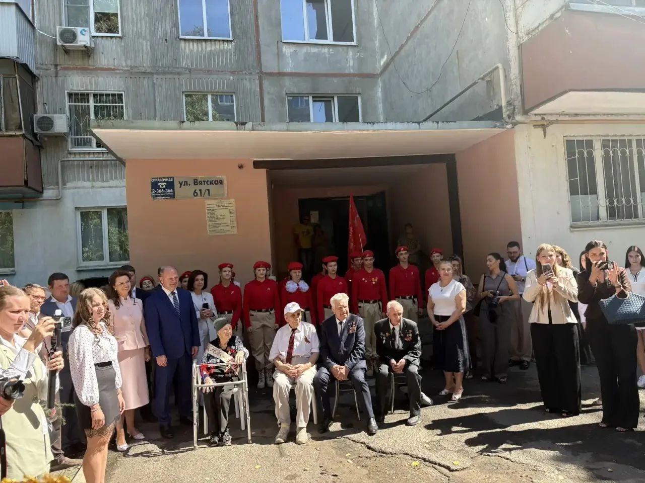 Ученики школы №10 поздравили ветерана Великой Отечественной войны Клавдию Ивановну Сисю...