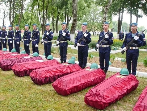Останки 178 красноармейцев перезахоронили в Людиновском районе


На мемориальном кладбище в селе Бук