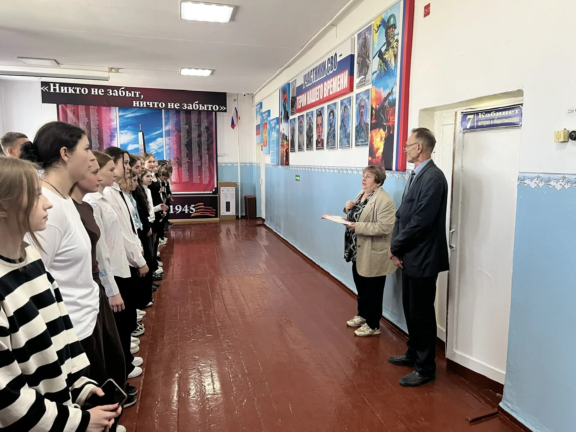 🎉 Сегодня в нашей школе прошла торжественная линейка, посвященная итогам учебного года...
