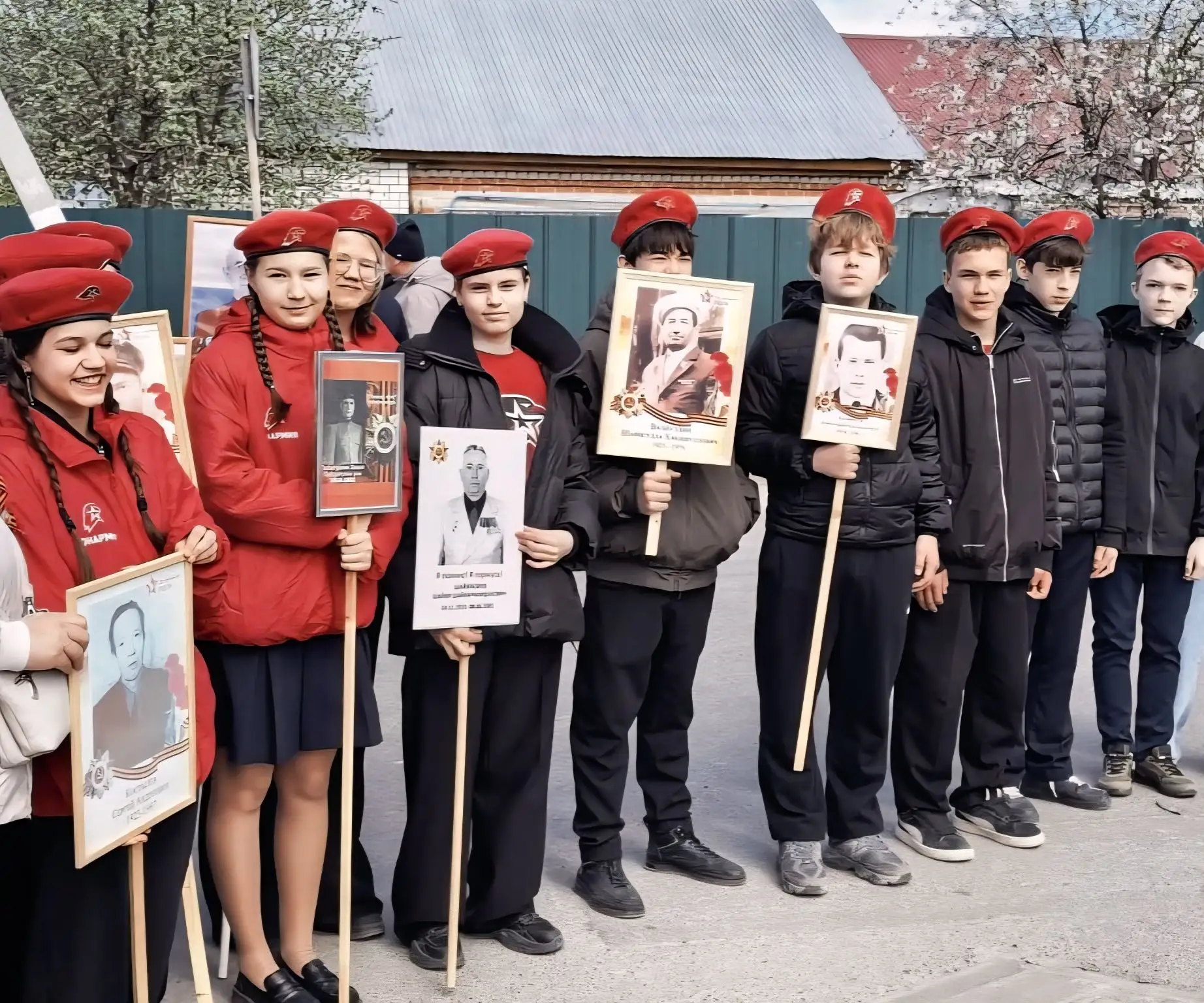 Наши уважаемые учителя и ученики приняли участие в Параде Победы! 🌟  В торжественном шествии, в крас