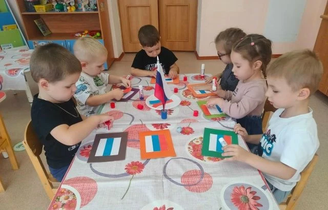 В преддверии Дня Государственного флага Российской Федерации в детском саду состоялся п...