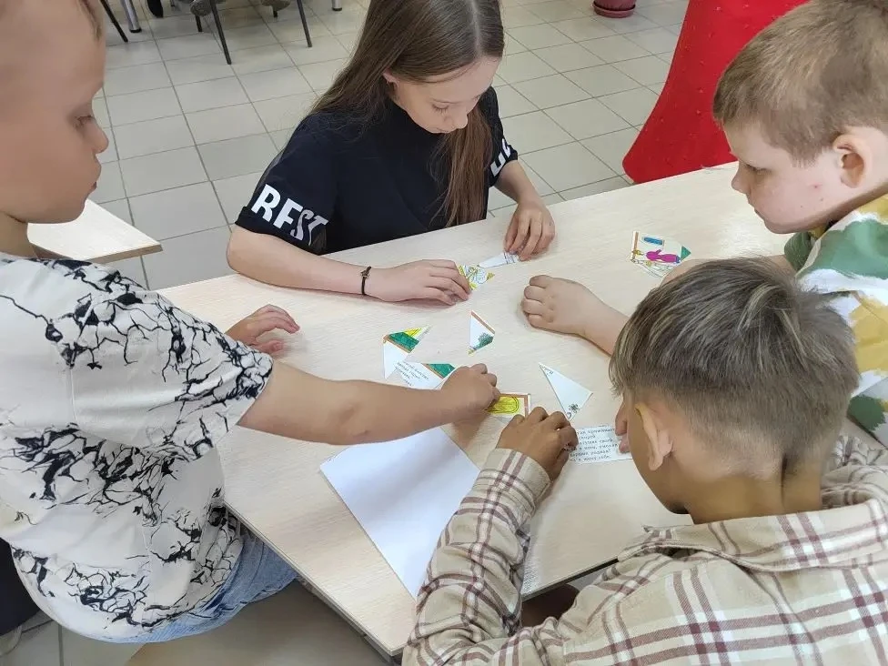 🌍 В библиотеке с.Мотмос прошёл День эколога! 
 
5 июня ребята из школьного лагеря говорили о главно