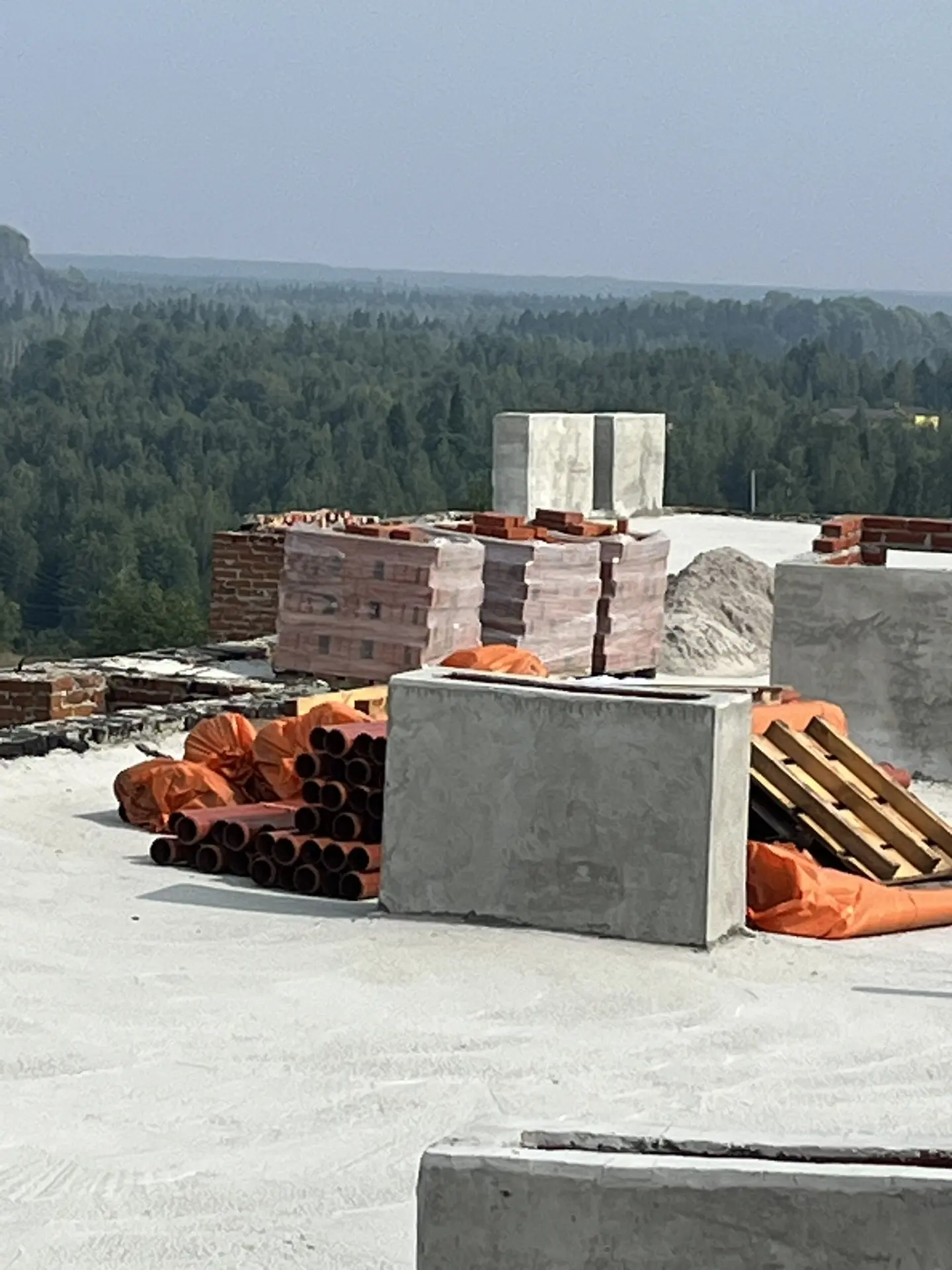 Продолжаются ремонтные работы на кровле, по адресу ул.Лазо,д.35