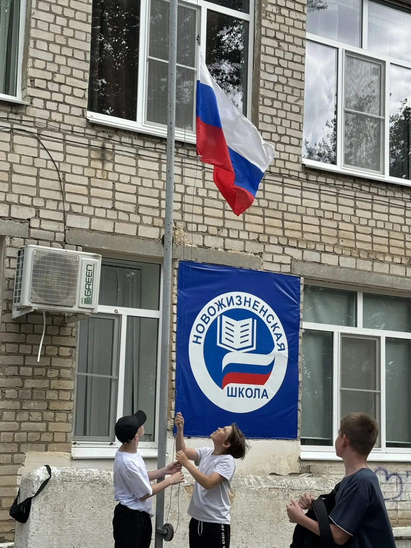 Утро понедельника в нашем лагере традиционно началось с торжественной линейки и с подня...