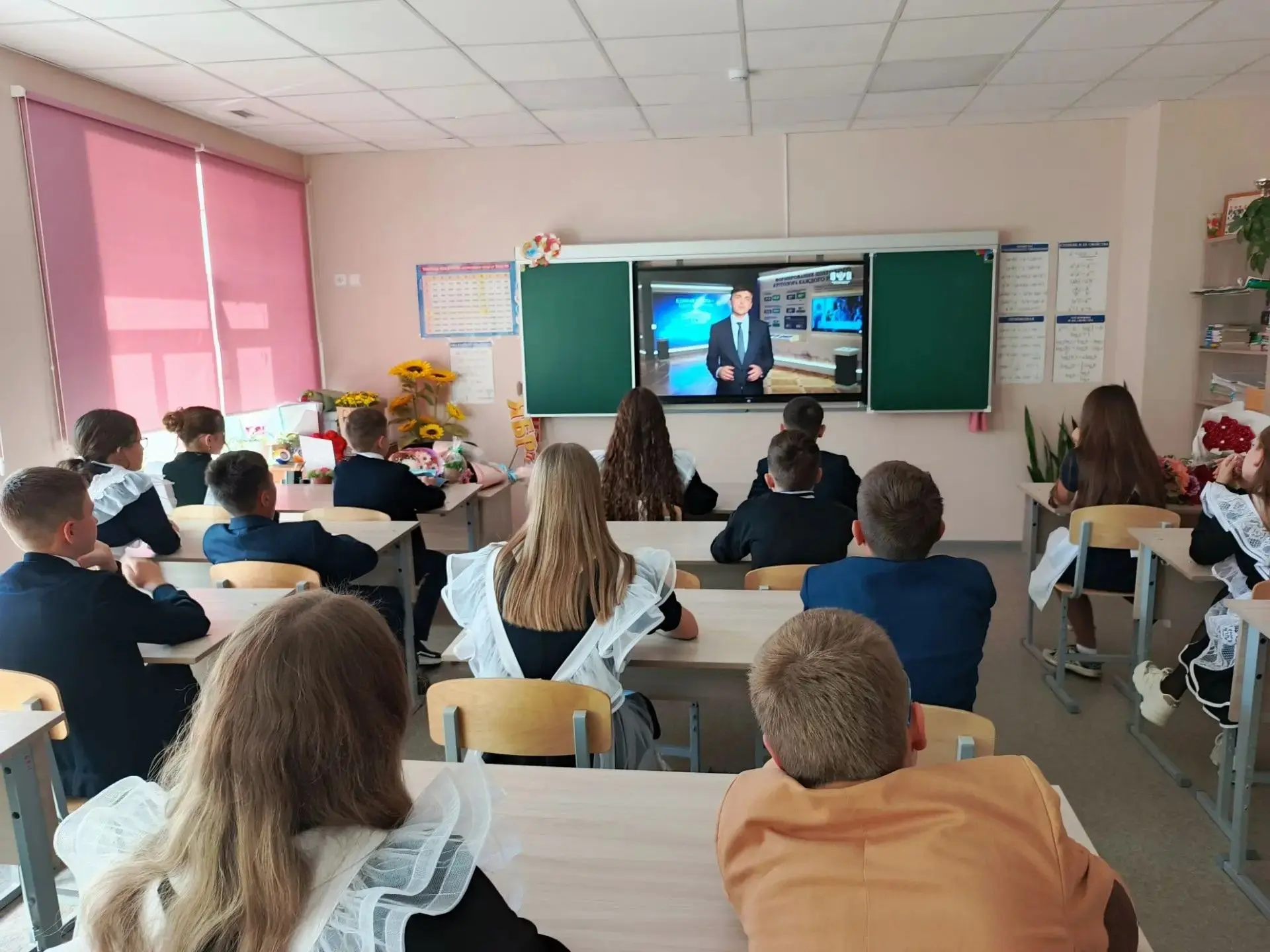 📺 Сегодня в нашей школе учащиеся посмотрели видеообращение министра просвещения Россий...