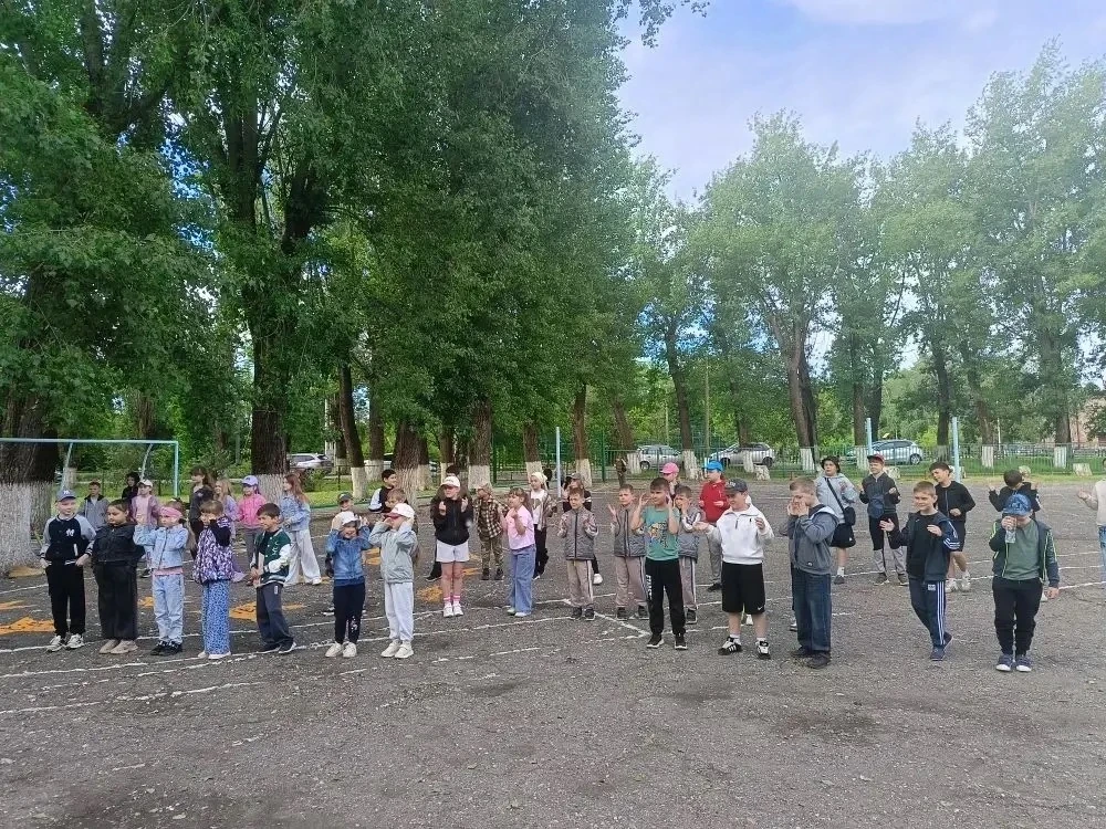 Ура, каникулы! Пришкольный лагерь "Тополёк" гостеприимно распахнул свои двери!

Сегодня1 июня в стен