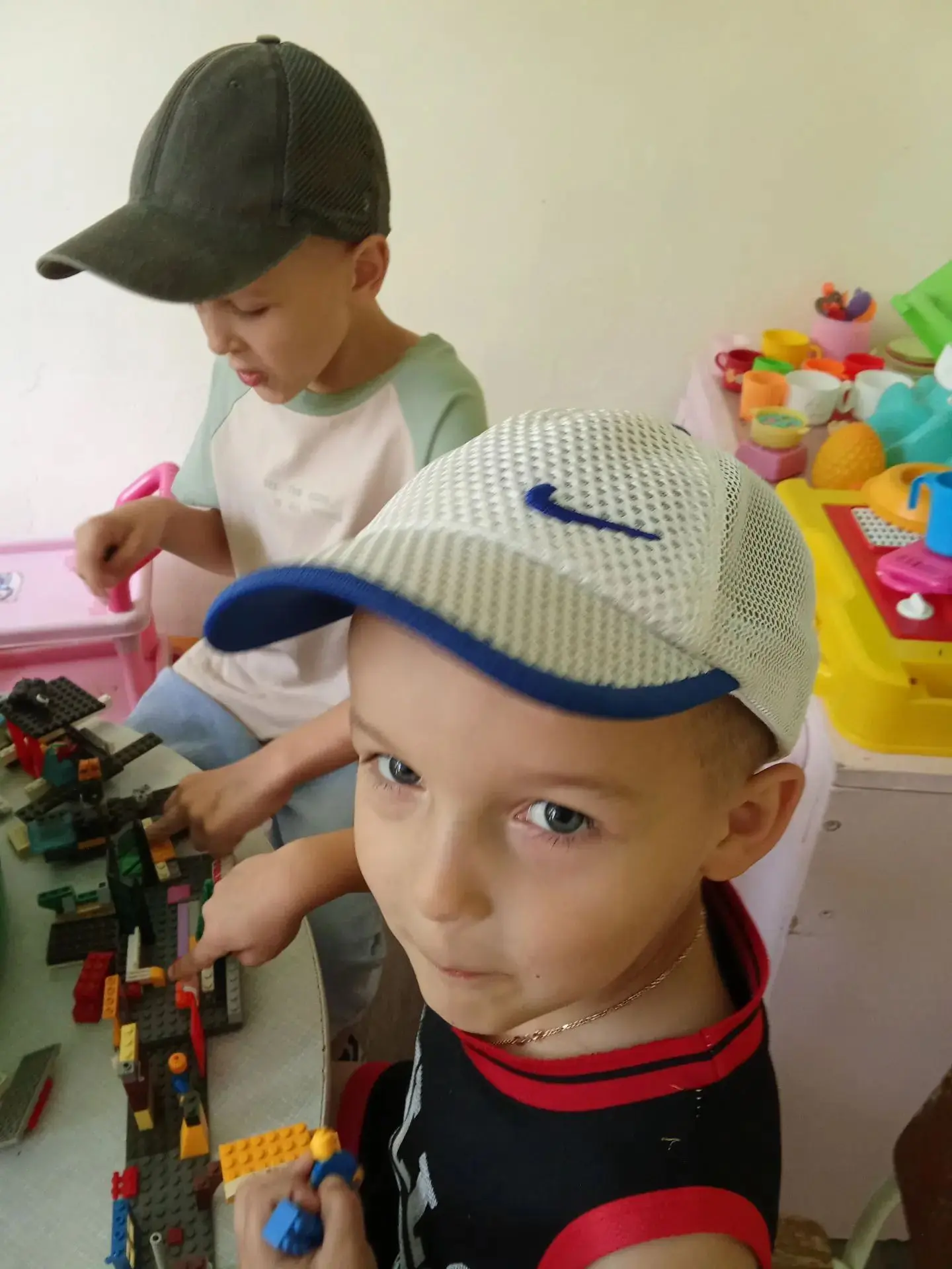 У детей подготовительной логопедической группы прошел день Лего. Эта  игра развивает фантазию, мелку