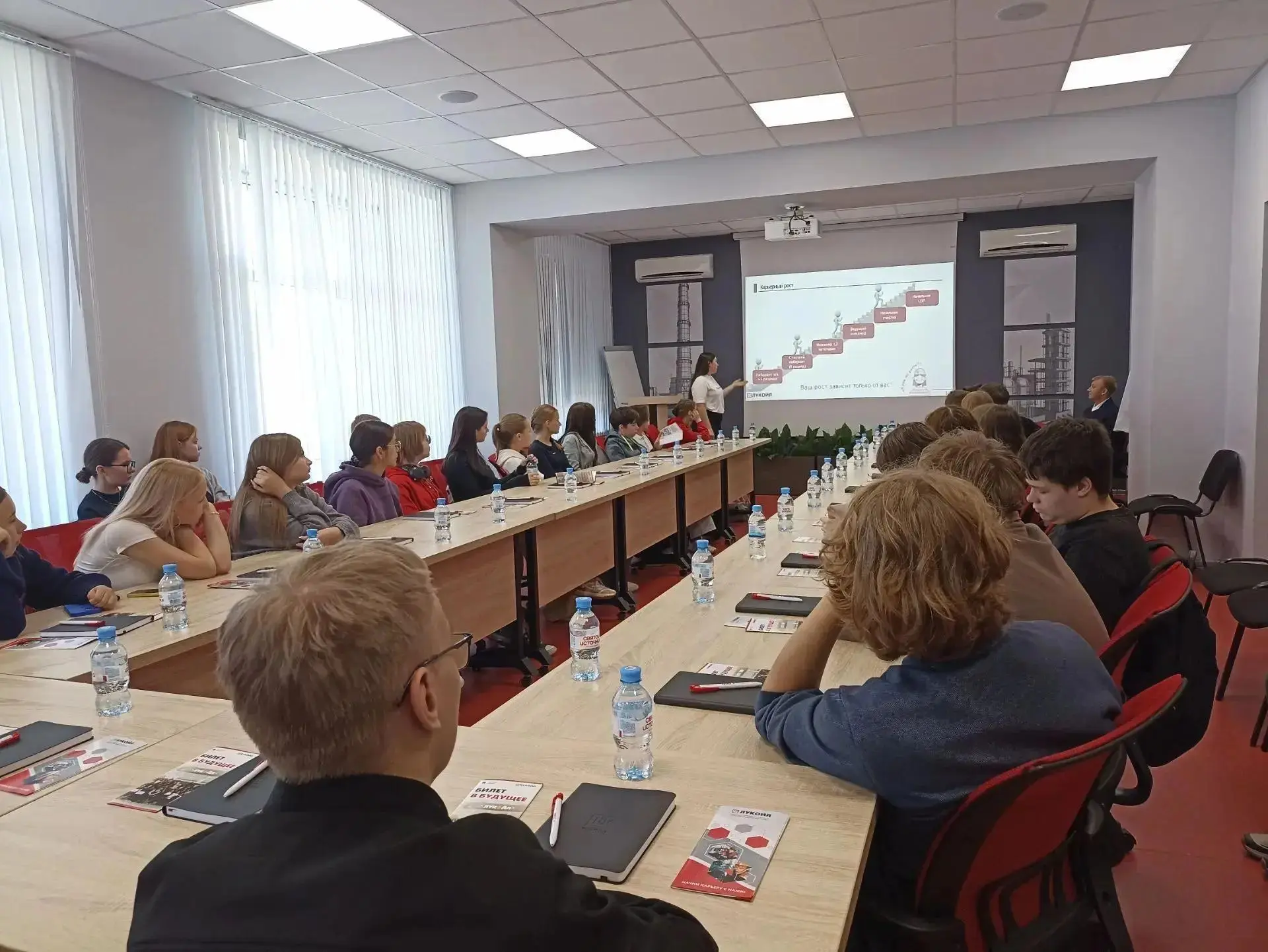 🏭 Экскурсия на «ЛУКОЙЛ‑Пермнефтеоргсинтез»: будущие десятиклассники в мире больших тех...